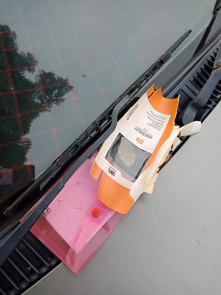 tiba-tiba ada orang letak duit dekat wiper kereta untuk renew roadtax