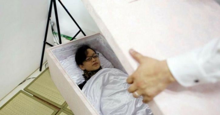 penduduk sini buat majlis khas supaya semua orang siap sedia untuk mati