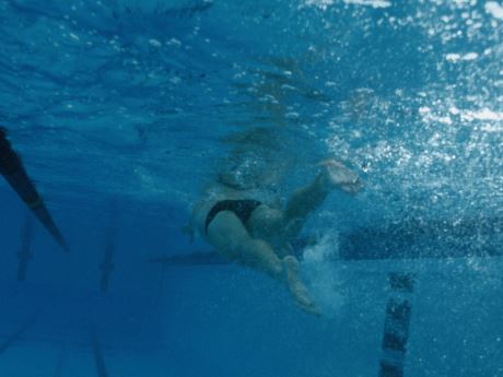 tahu cara berenang dalam kolam yang dalam dengan 3 cara mudah ini