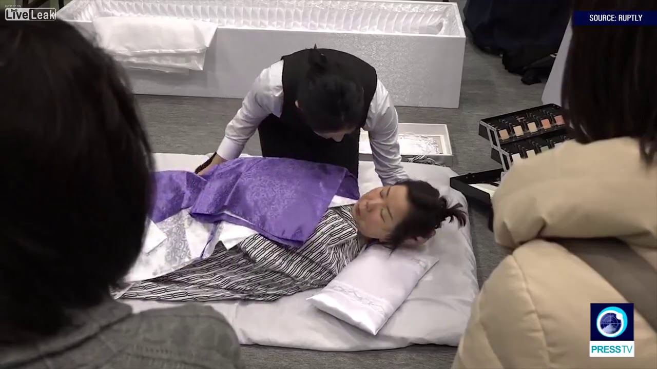 penduduk sini buat majlis khas supaya semua orang siap sedia untuk mati