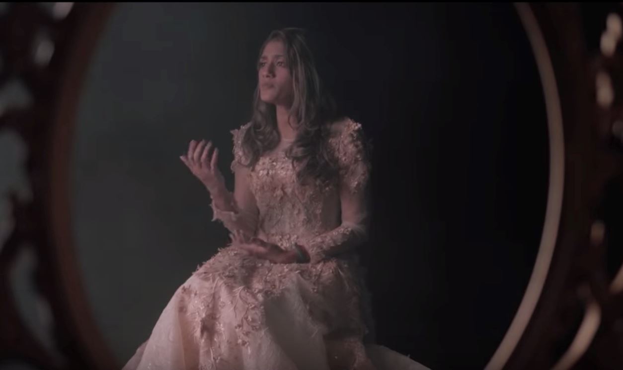 seram bila ada suara berbisik dalam muzik video penyanyi baru ini