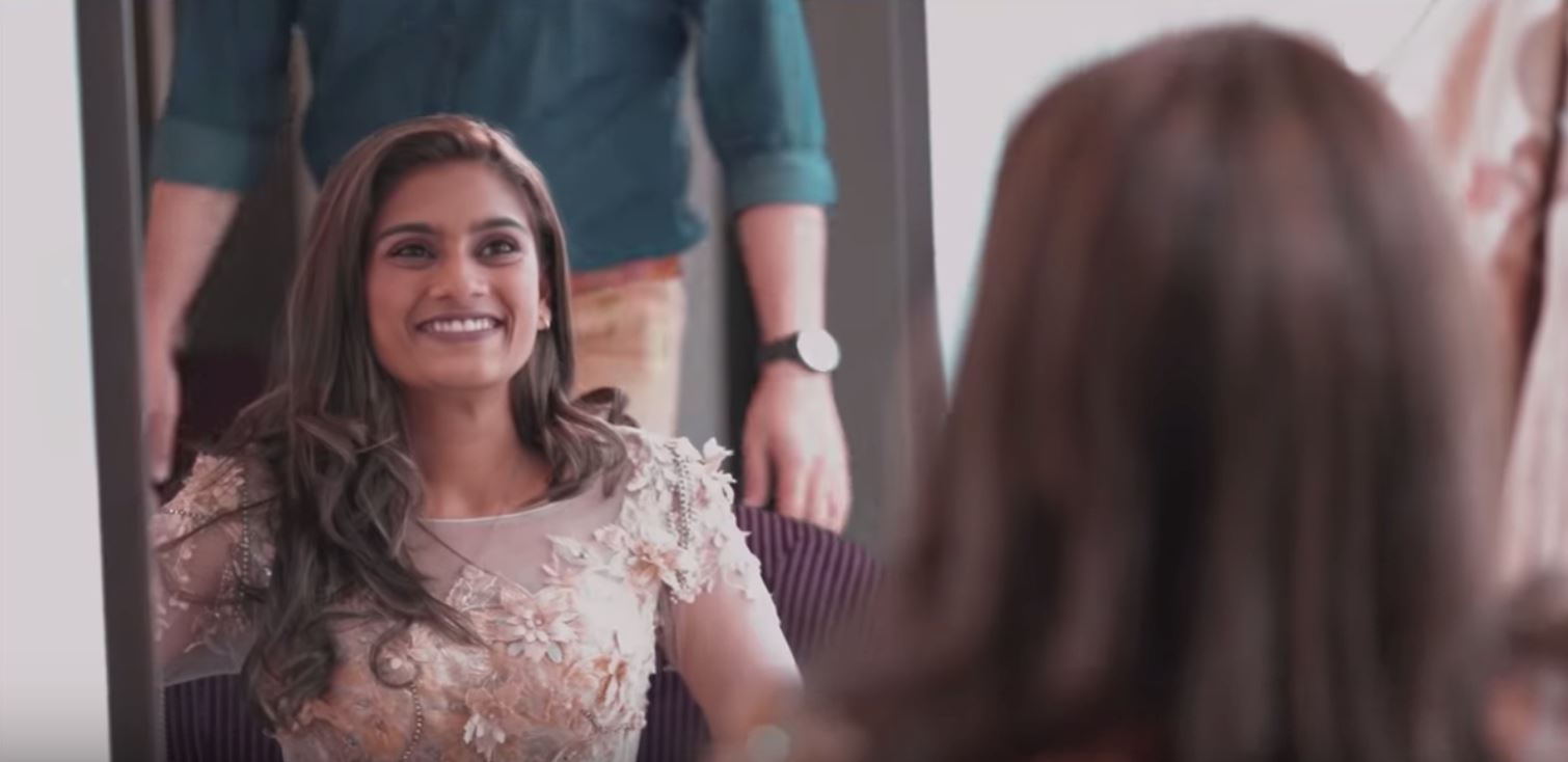 seram bila ada suara berbisik dalam muzik video penyanyi baru ini