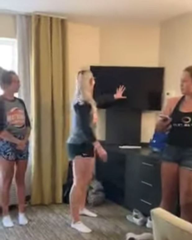 pelik bila gadis ini sentuh peranti elektronik, penggera keselamatan akan berbunyi?