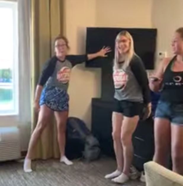 pelik bila gadis ini sentuh peranti elektronik, penggera keselamatan akan berbunyi?