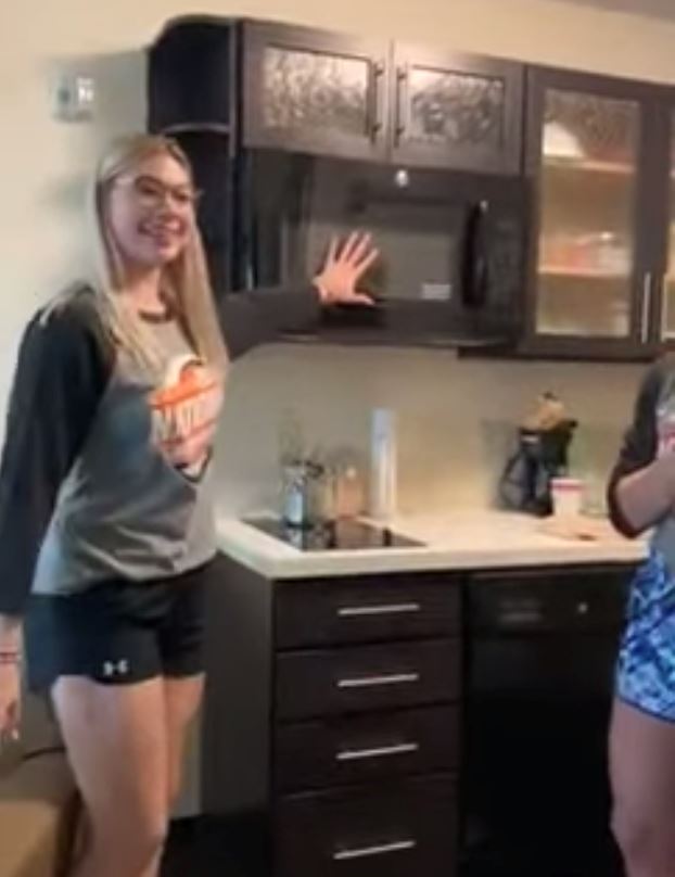 pelik bila gadis ini sentuh peranti elektronik, penggera keselamatan akan berbunyi?