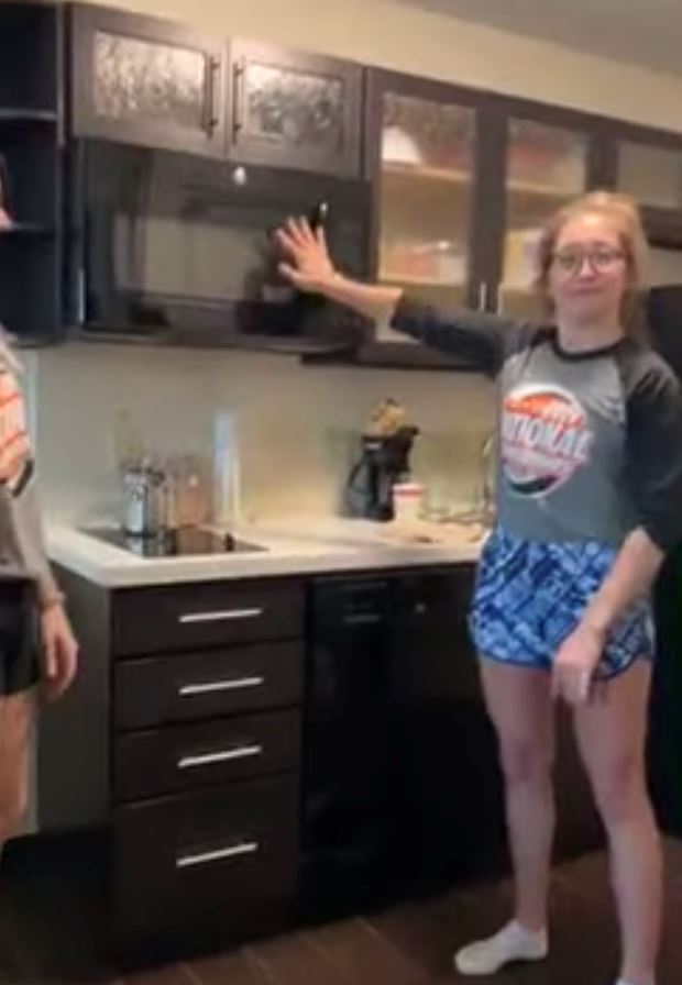 pelik bila gadis ini sentuh peranti elektronik, penggera keselamatan akan berbunyi?