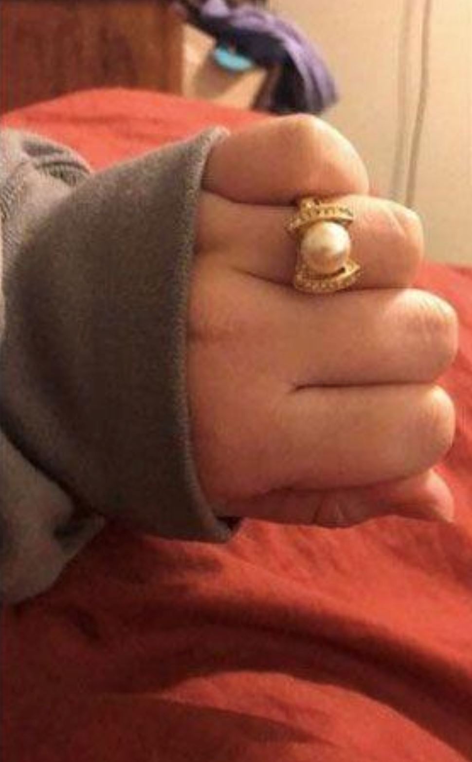 wanita kecewa bila teman lelaki melamar guna cincin nenek