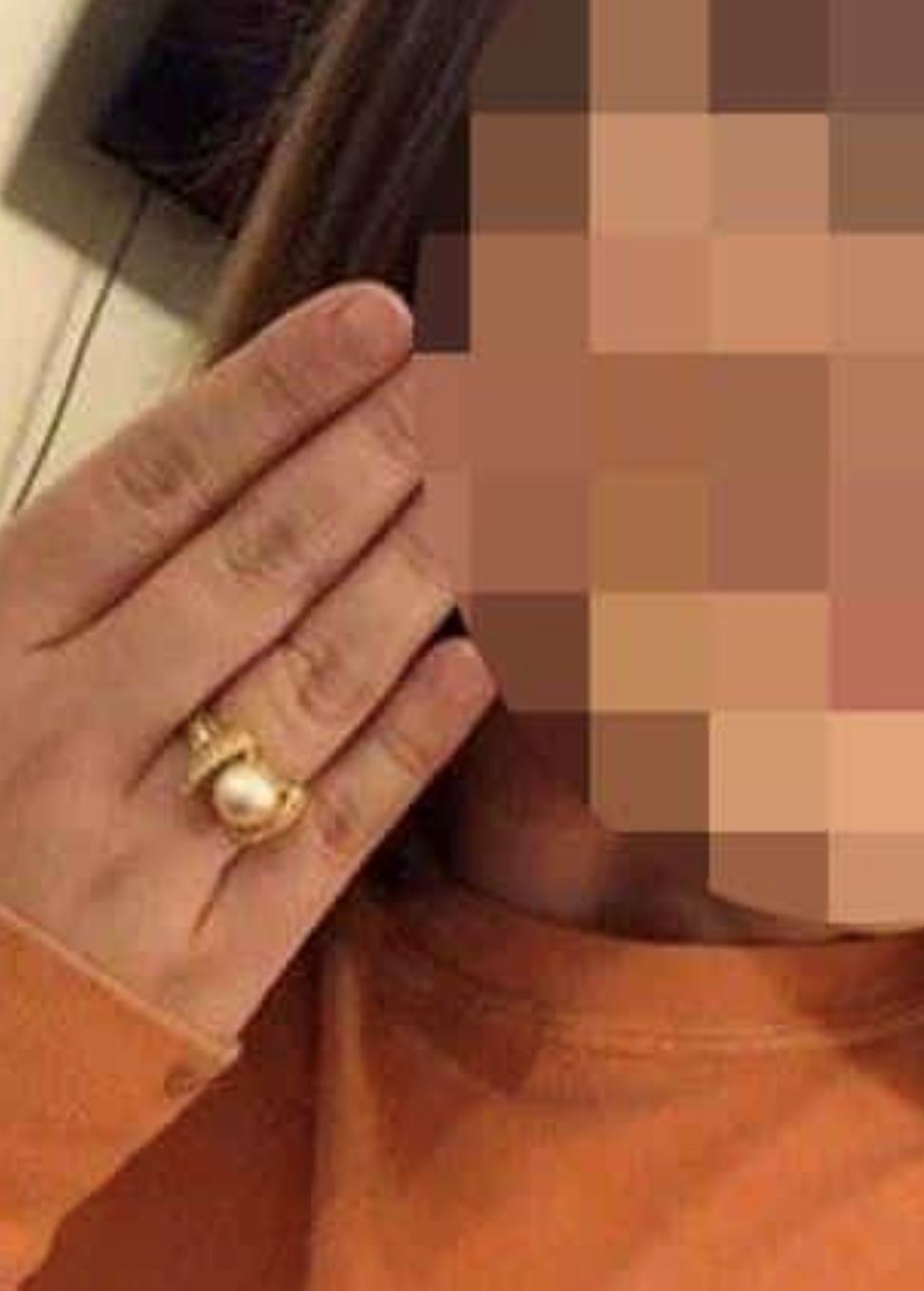 wanita kecewa bila teman lelaki melamar guna cincin nenek