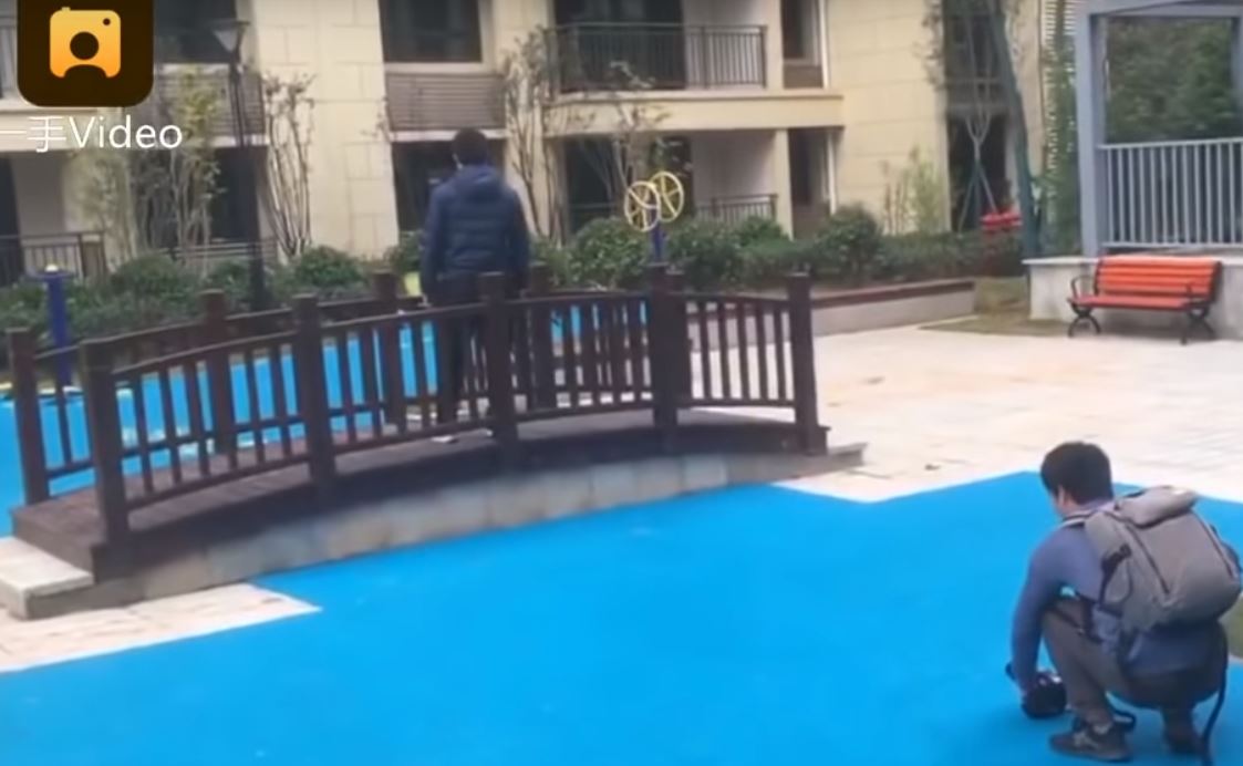 tertipu! dari atas nampak macam tasik, rupanya ia sekadar plastik biru