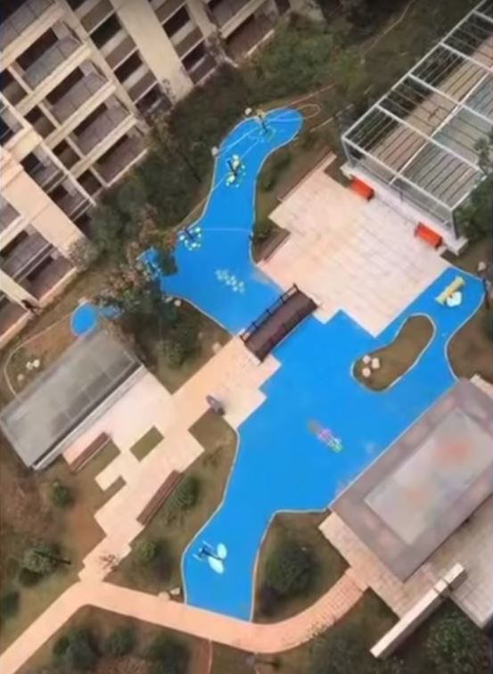 tertipu! dari atas nampak macam tasik, rupanya ia sekadar plastik biru