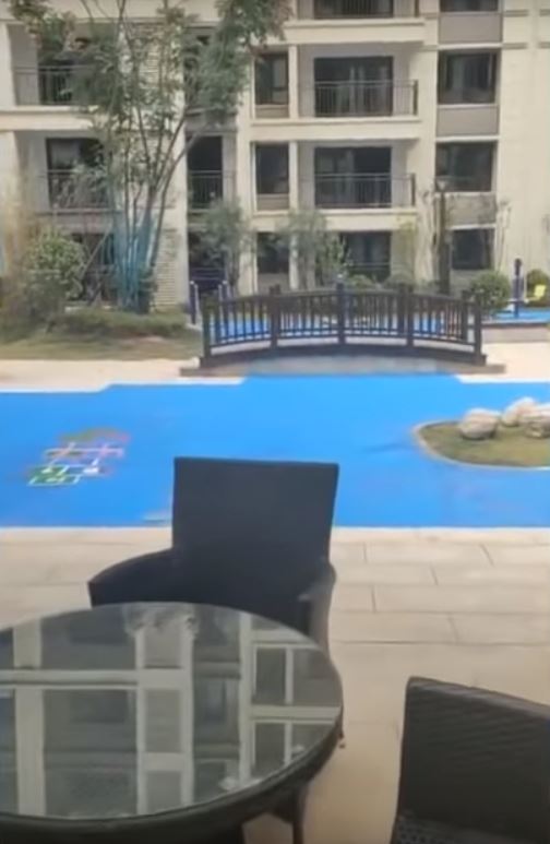 tertipu! dari atas nampak macam tasik, rupanya ia sekadar plastik biru