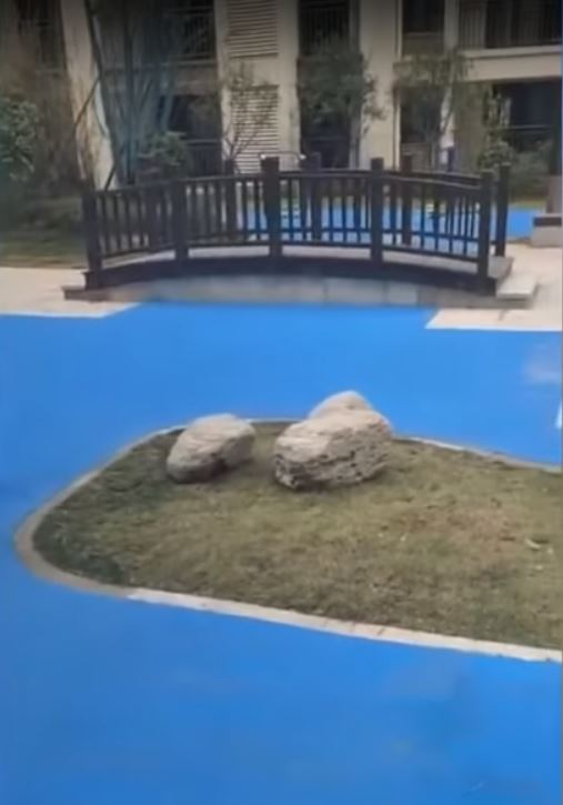 tertipu! dari atas nampak macam tasik, rupanya ia sekadar plastik biru