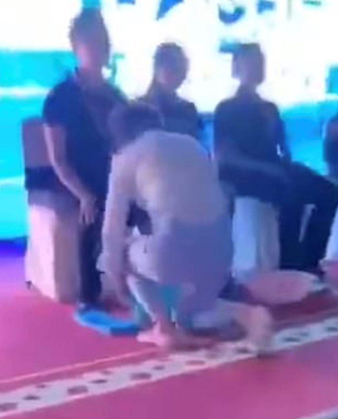 terima kasih sebab kerja kuat, bos syarikat ini basuh kaki pekerjanya