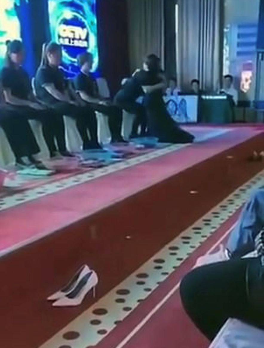 terima kasih sebab kerja kuat, bos syarikat ini basuh kaki pekerjanya