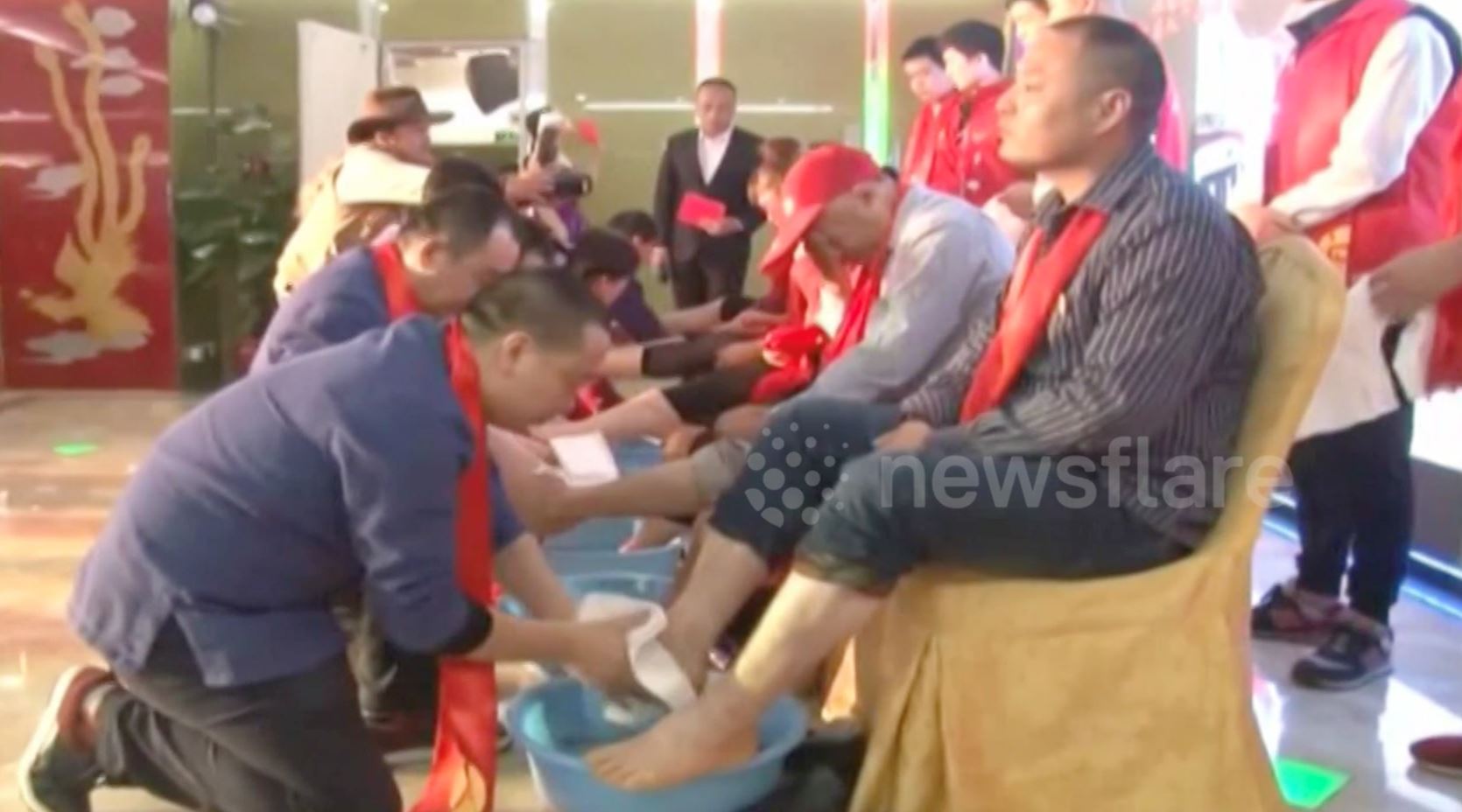 terima kasih sebab kerja kuat, bos syarikat ini basuh kaki pekerjanya