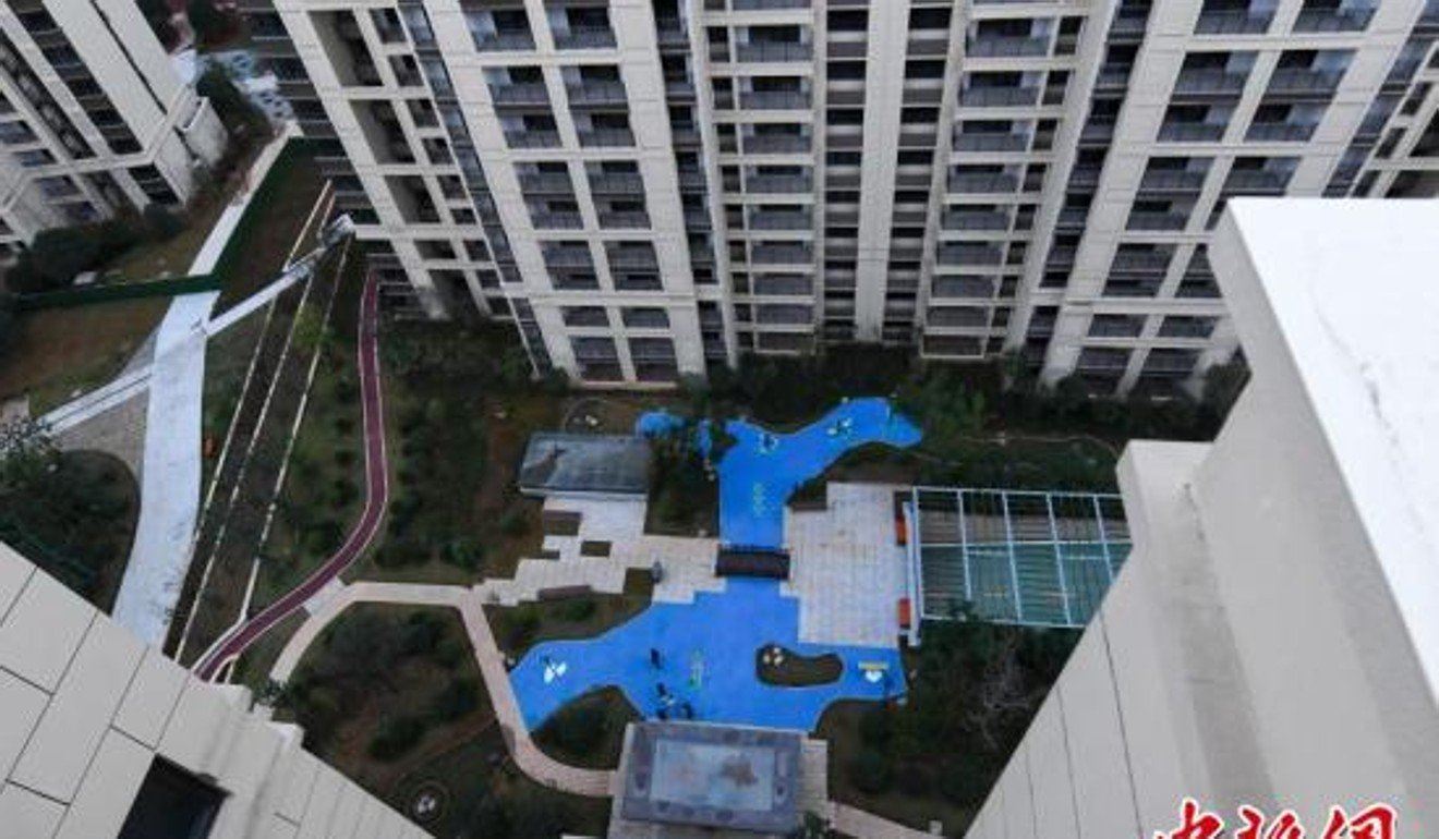 tertipu! dari atas nampak macam tasik, rupanya ia sekadar plastik biru