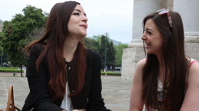 wanita berjaya jumpa kembar seiras walaupun berlainan ibu bapa