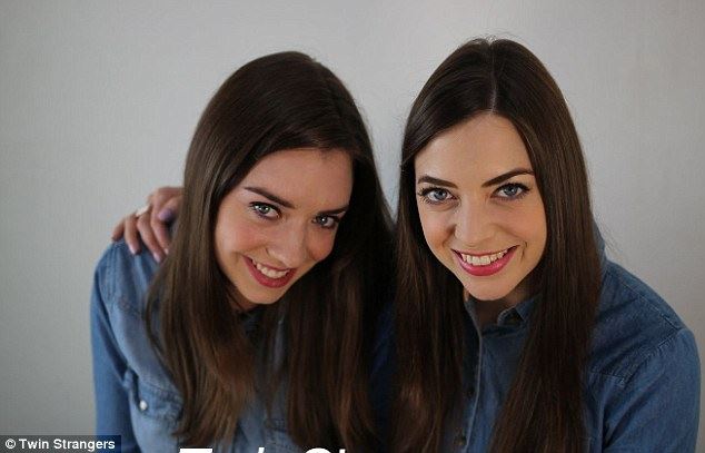 wanita berjaya jumpa kembar seiras walaupun berlainan ibu bapa