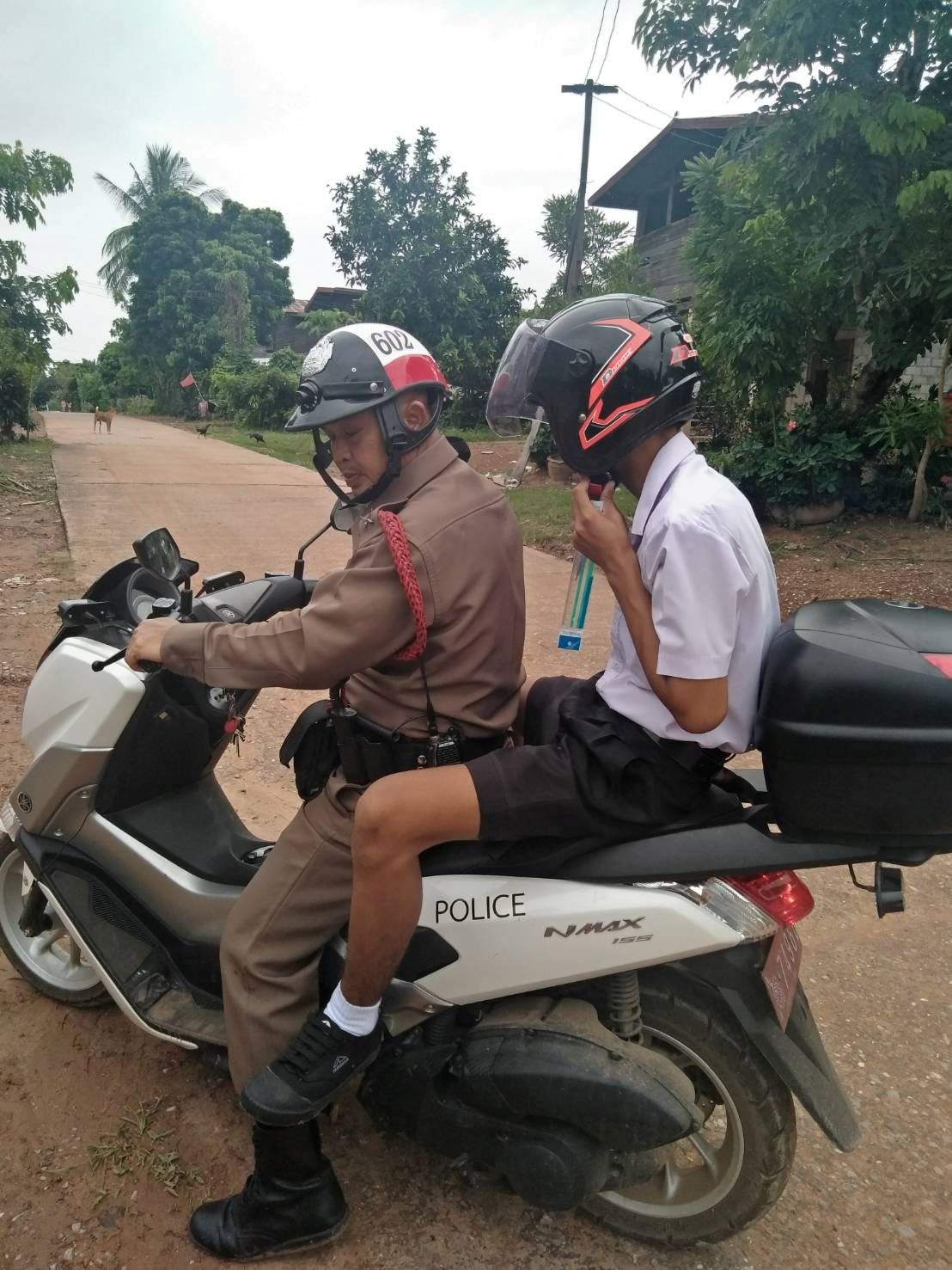 sebab malas bangun, nenek call polis bawa cucu pergi sekolah