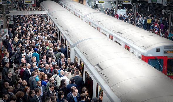 wanita guna gelung buat ‘personal space’ dalam keretapi yang sibuk