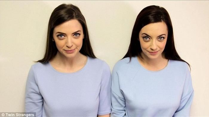 wanita berjaya jumpa kembar seiras walaupun berlainan ibu bapa