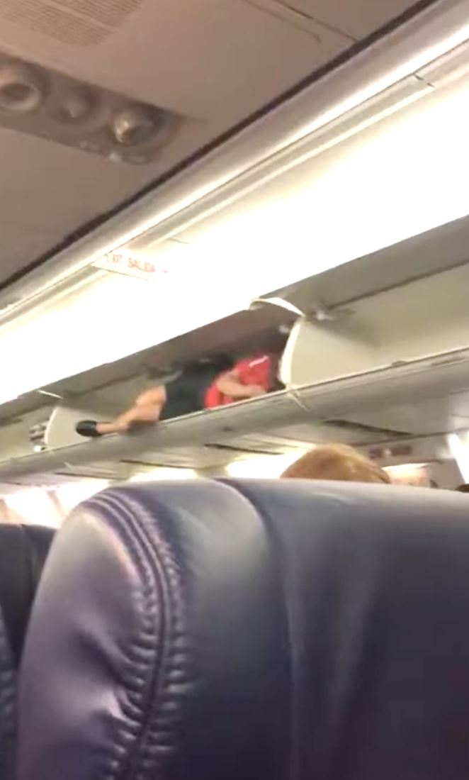 kecoh bila pramugari masuk berehat dalam ruang simpan bagasi