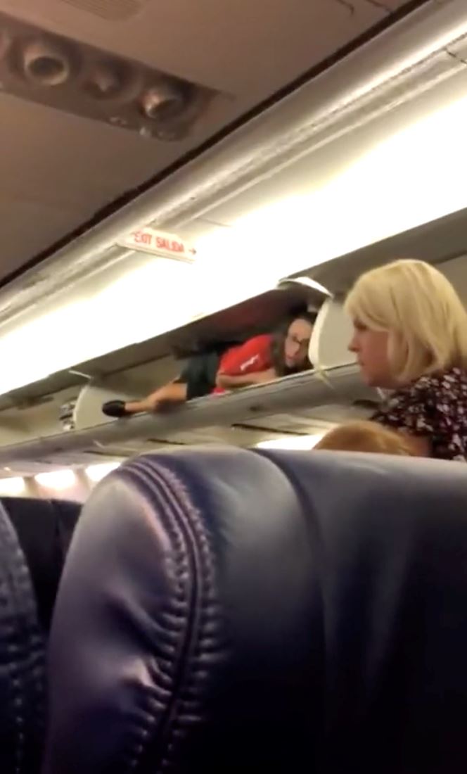 kecoh bila pramugari masuk berehat dalam ruang simpan bagasi