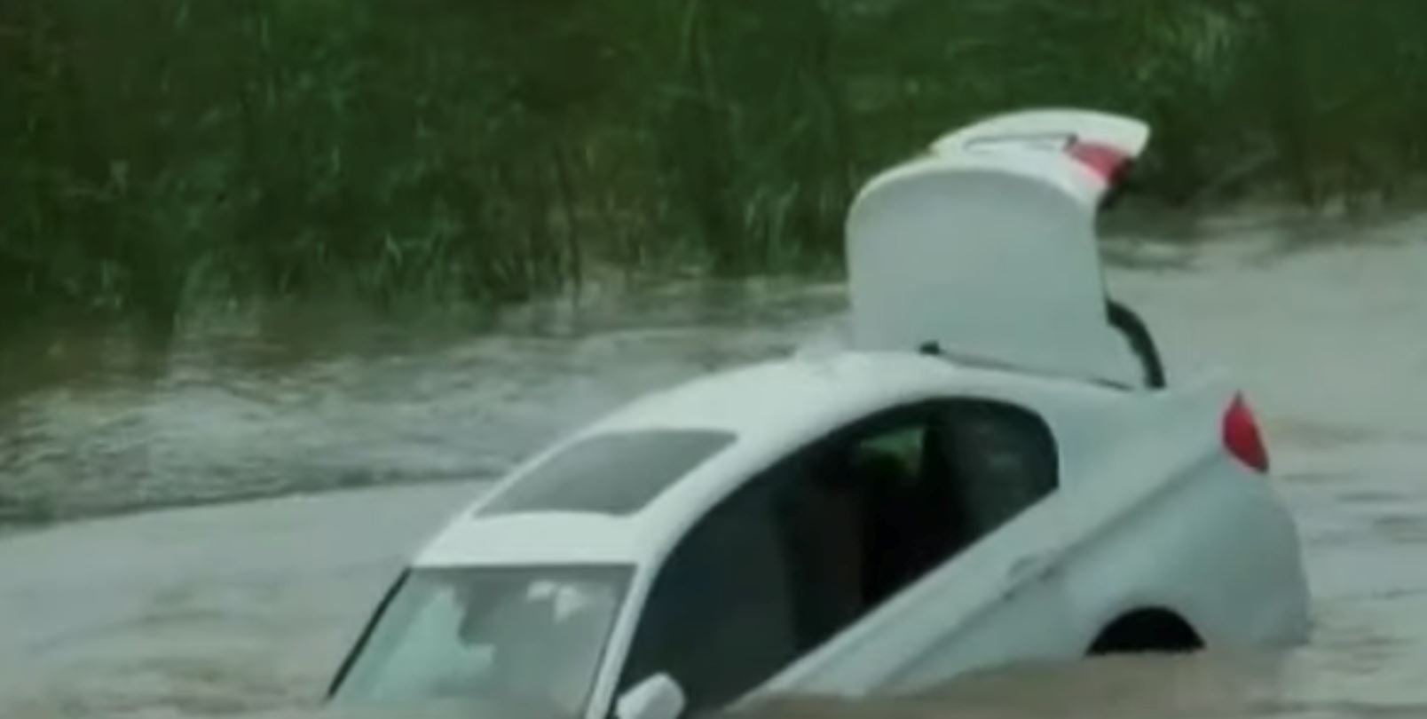 tanda protes, lelaki buang kereta bmw dalam sungai