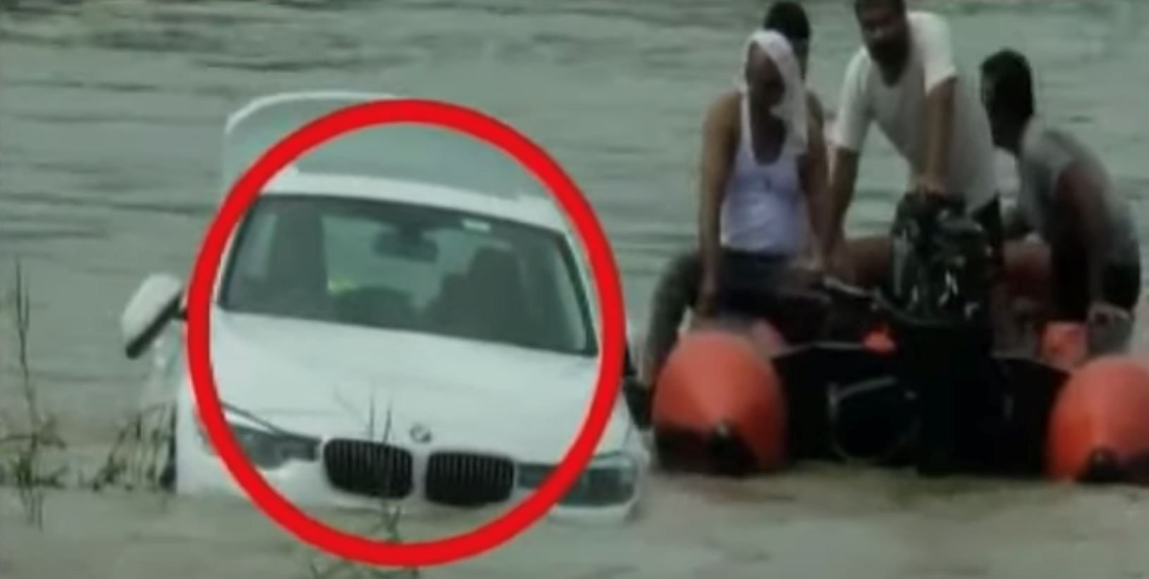 tanda protes, lelaki buang kereta bmw dalam sungai