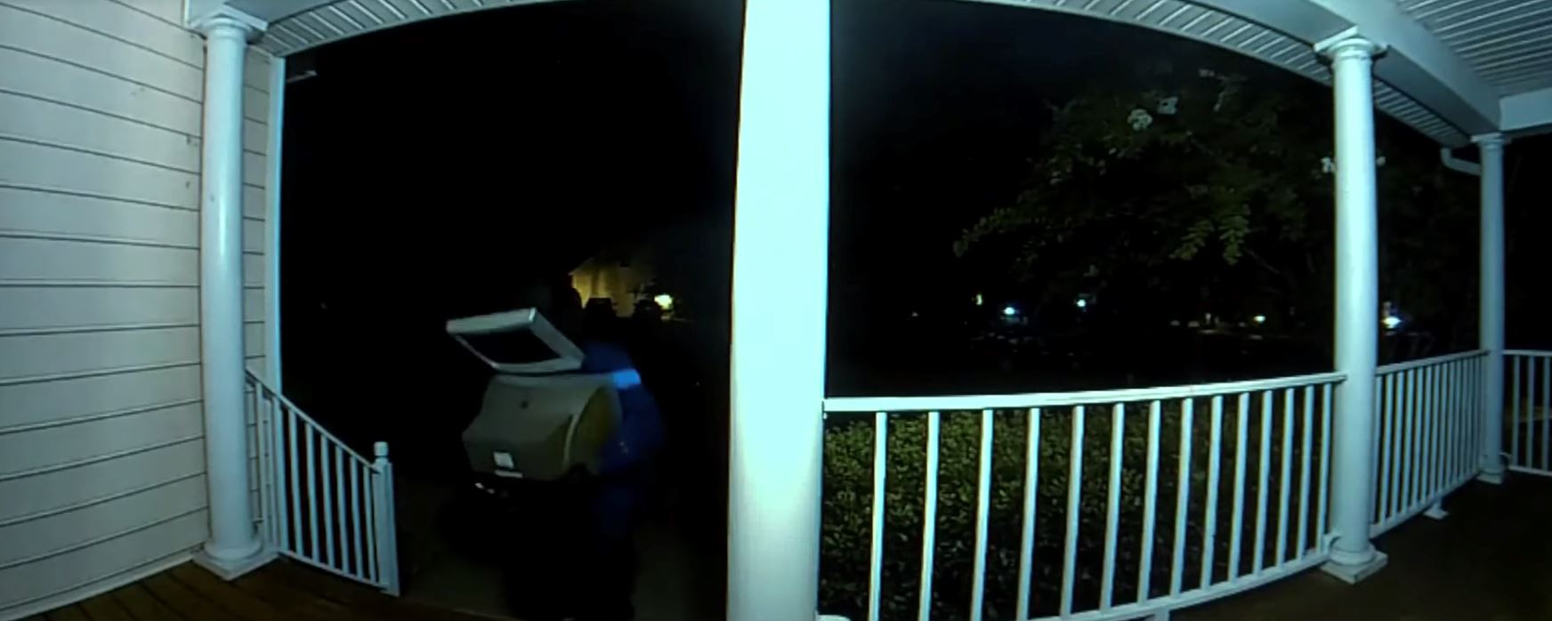 penduduk bingung dapat hadiah misteri dari lelaki pakai kostum tv