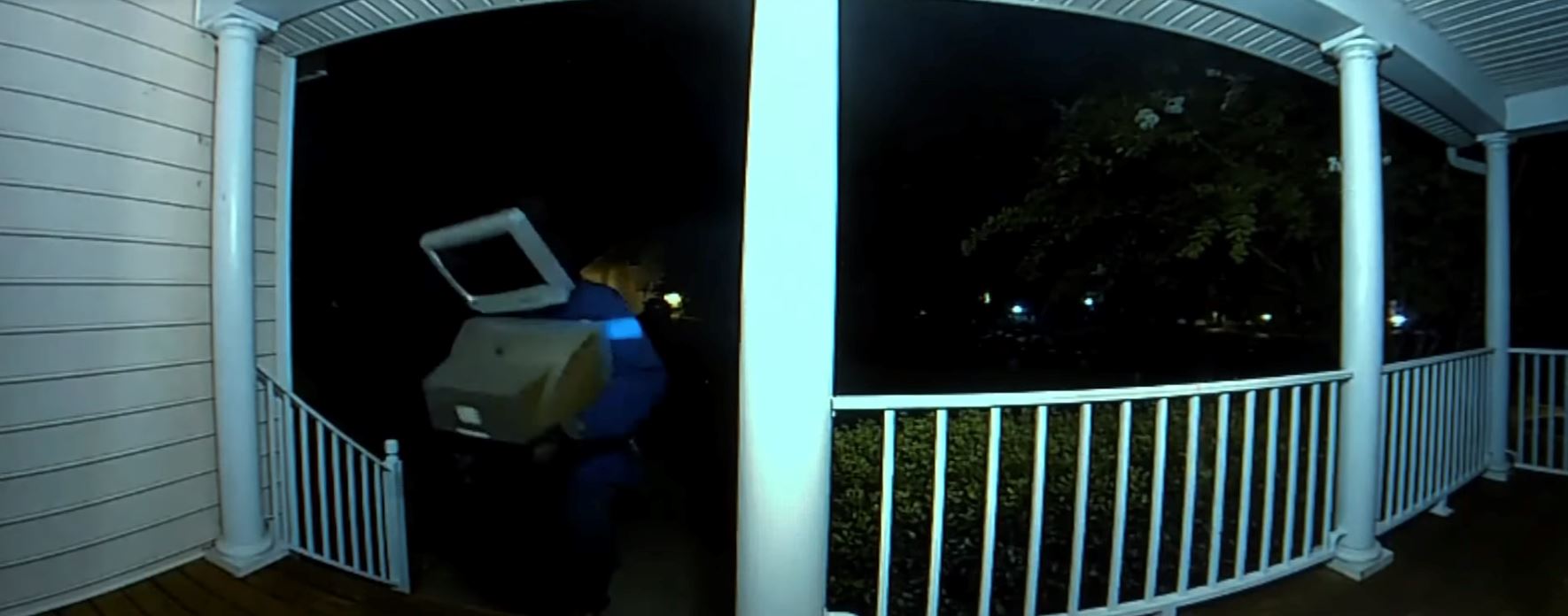 penduduk bingung dapat hadiah misteri dari lelaki pakai kostum tv