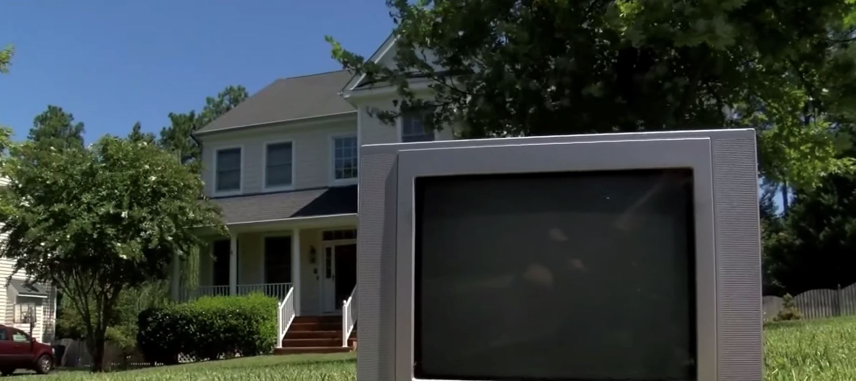 penduduk bingung dapat hadiah misteri dari lelaki pakai kostum tv