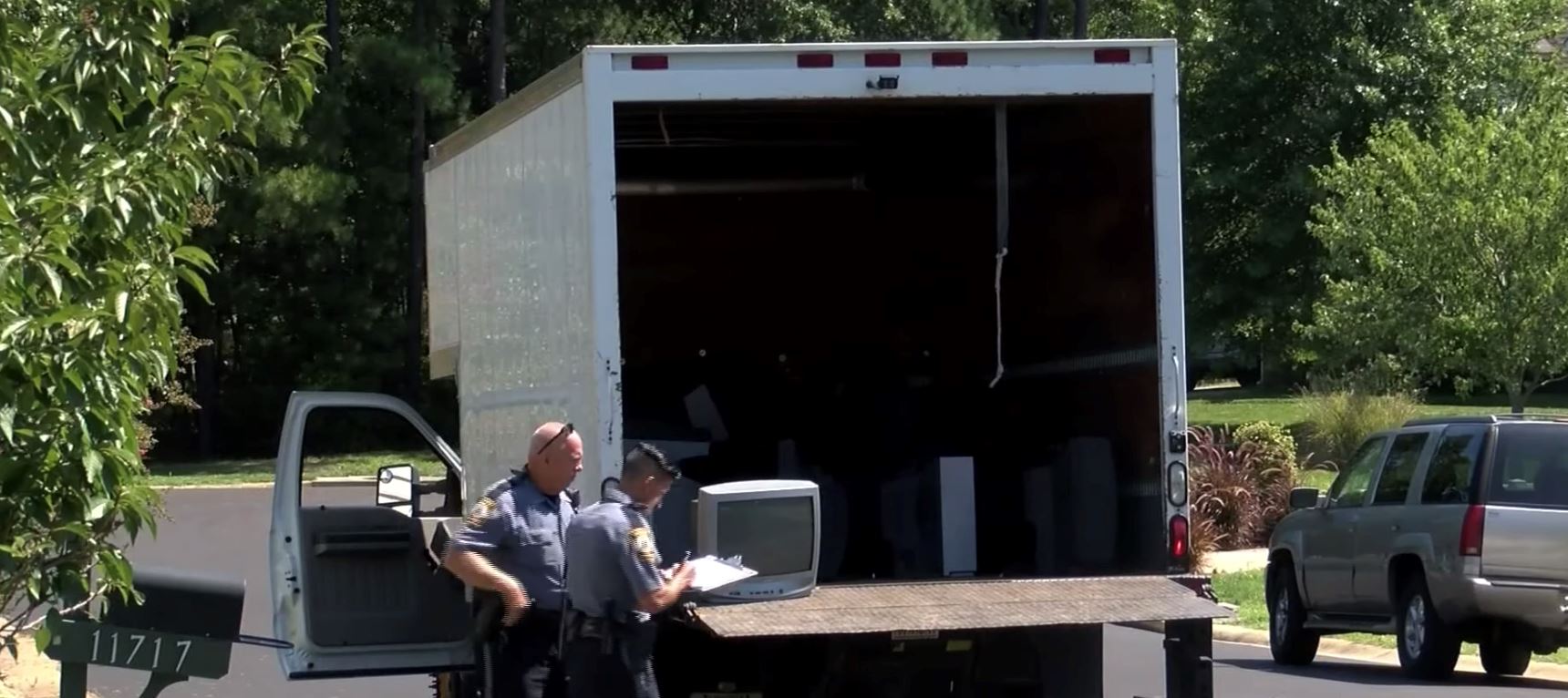 penduduk bingung dapat hadiah misteri dari lelaki pakai kostum tv