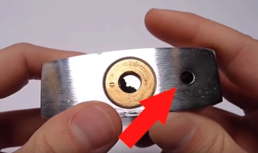 bukan butang reset, fungsi lubang kecil pada kunci ini amat penting