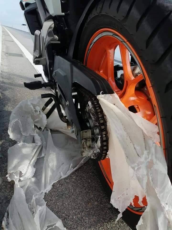 plastik dari lori terbelit pada rantai, penunggang motosikal nyaris accident