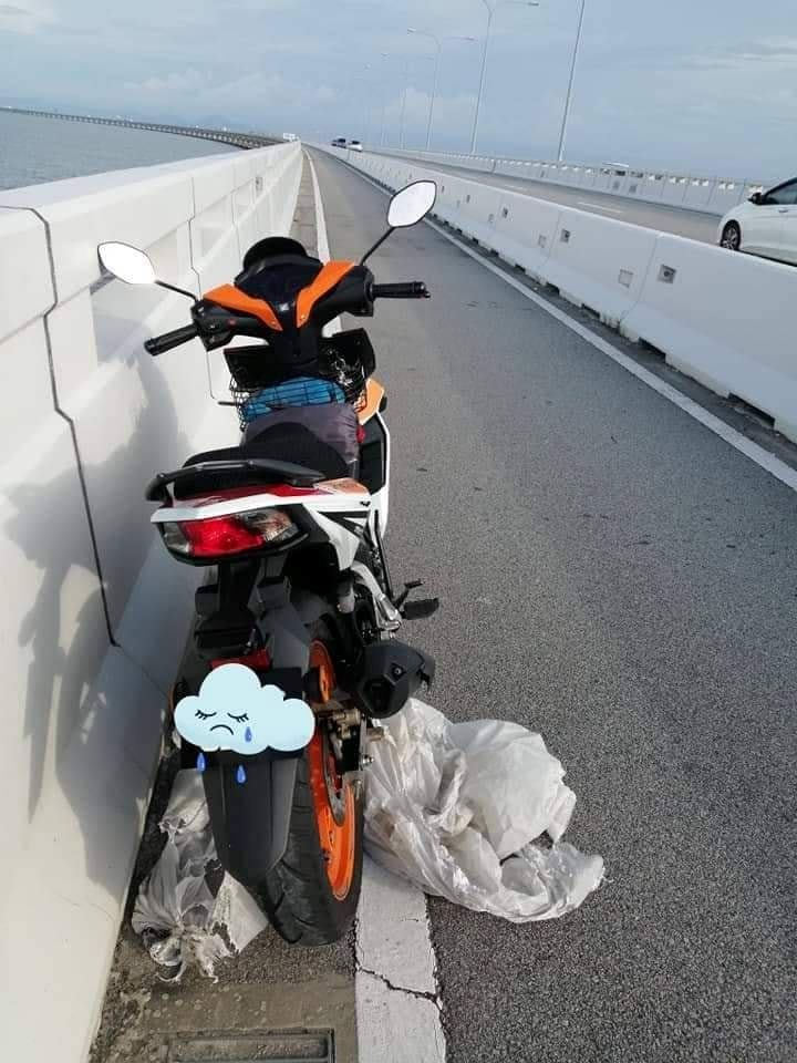 plastik dari lori terbelit pada rantai, penunggang motosikal nyaris accident