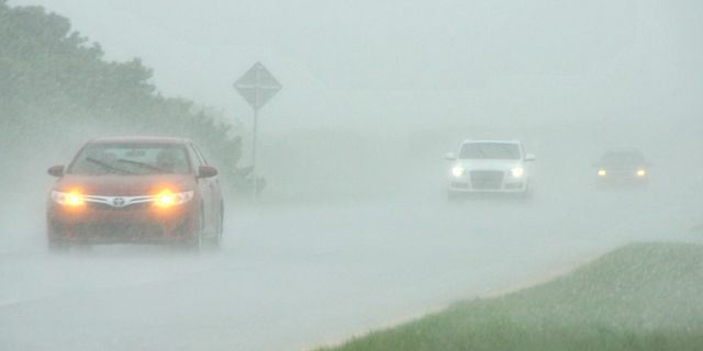 dah tahu salah tapi masih ramai yang buat, jangan nyalakan lampu kecemasan ketika hujan! 