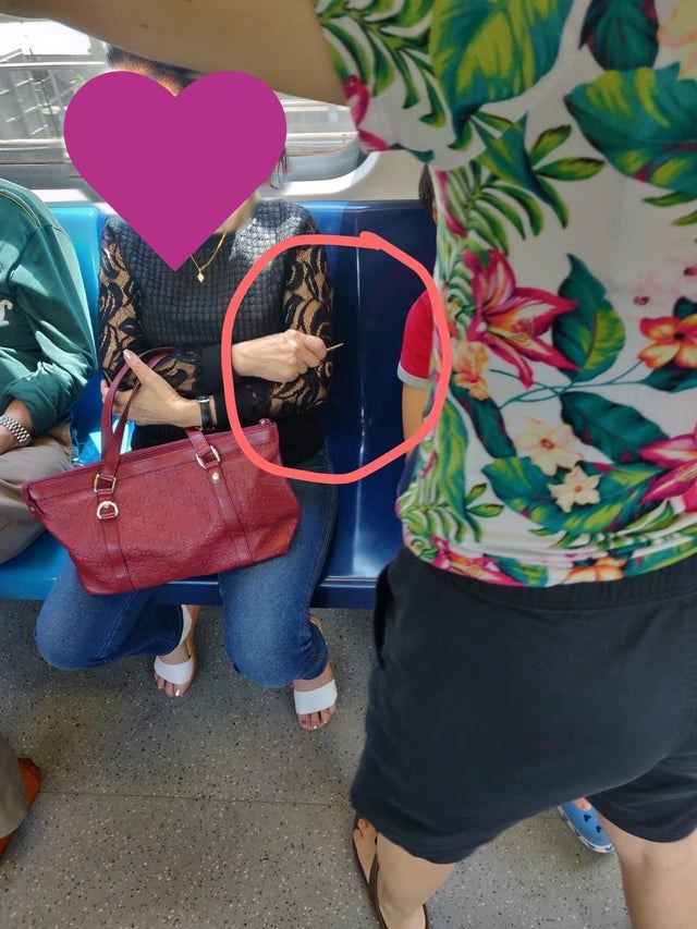 wanita guna pencungkil gigi elak orang tertidur dekat bahu dalam mrt