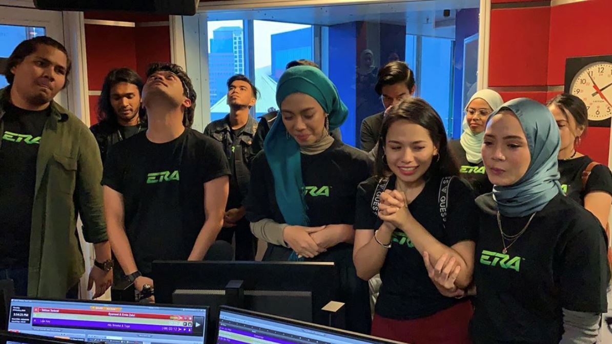 “sedih sebab dah selalu bersama”, dua peserta personaliti top era tersingkir hari ini