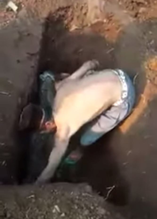 kerana terlalu rindu, lelaki gali semula kubur ibu dan bawa pulang mayat