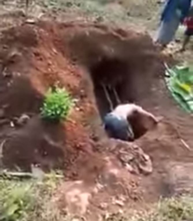 kerana terlalu rindu, lelaki gali semula kubur ibu dan bawa pulang mayat