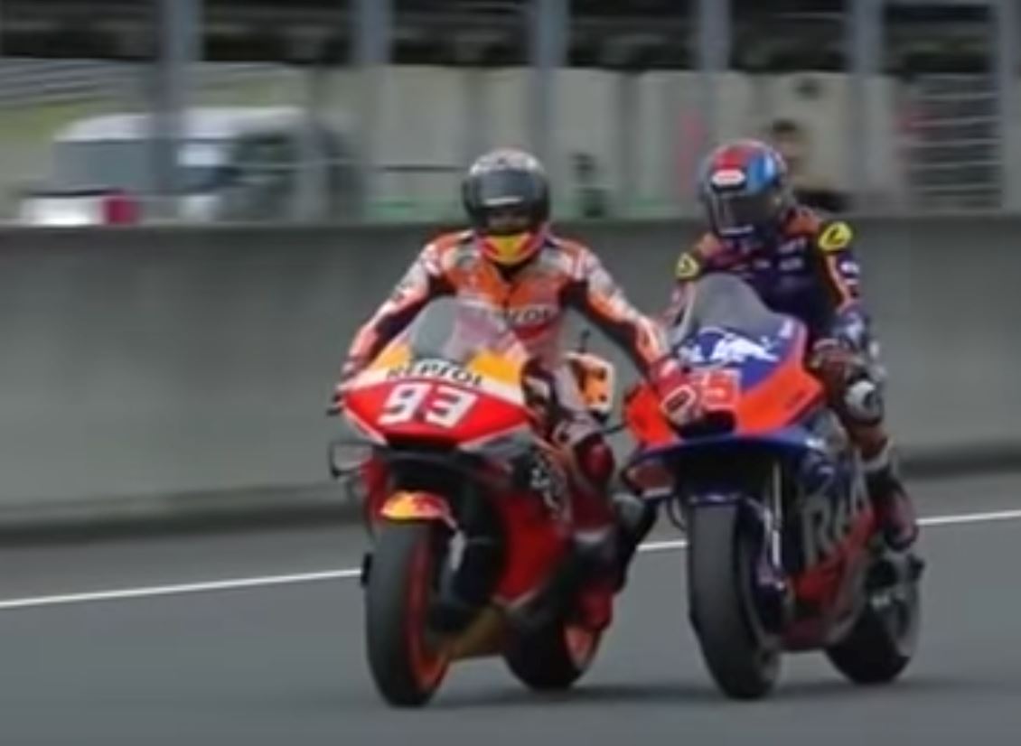 “dekat malaysia ni dah biasa..”, aksi hafizh syahrin tunda motor marquez curi tumpuan ramai