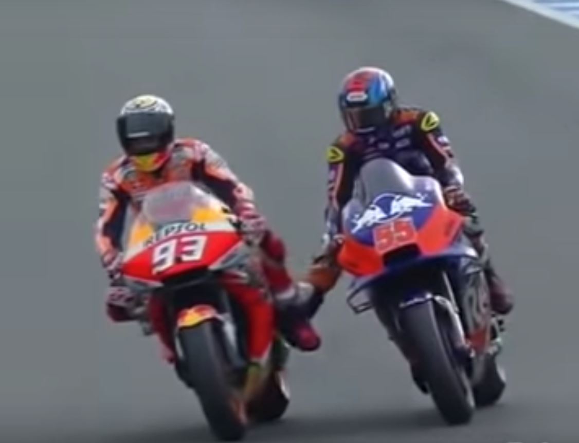 “dekat malaysia ni dah biasa..”, aksi hafizh syahrin tunda motor marquez curi tumpuan ramai