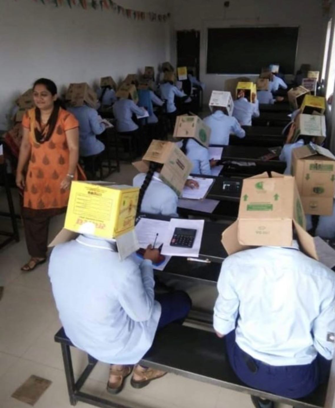 pelajar pakai kotak atas kepala masa exam undang rasa marah orang ramai