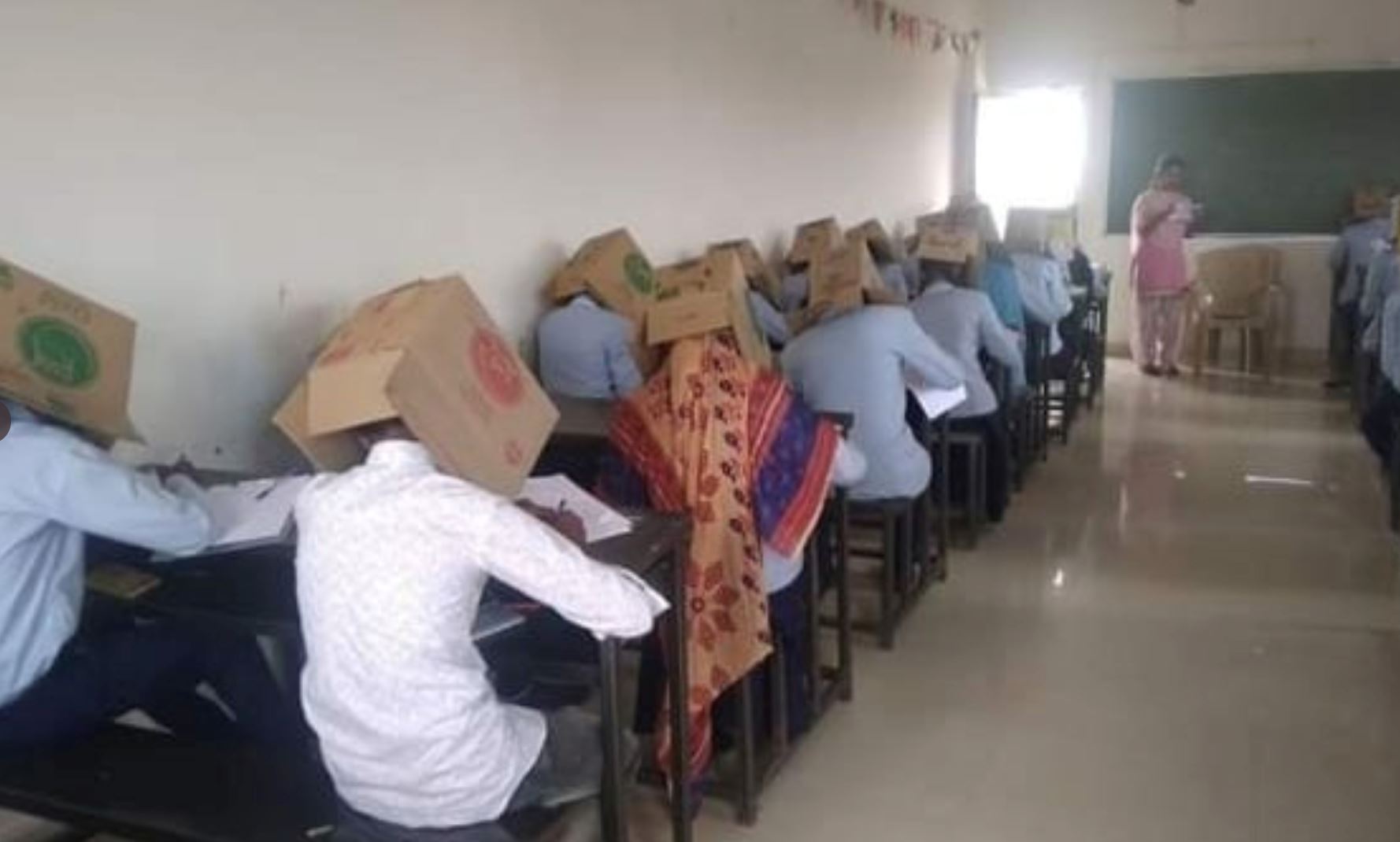 pelajar pakai kotak atas kepala masa exam undang rasa marah orang ramai