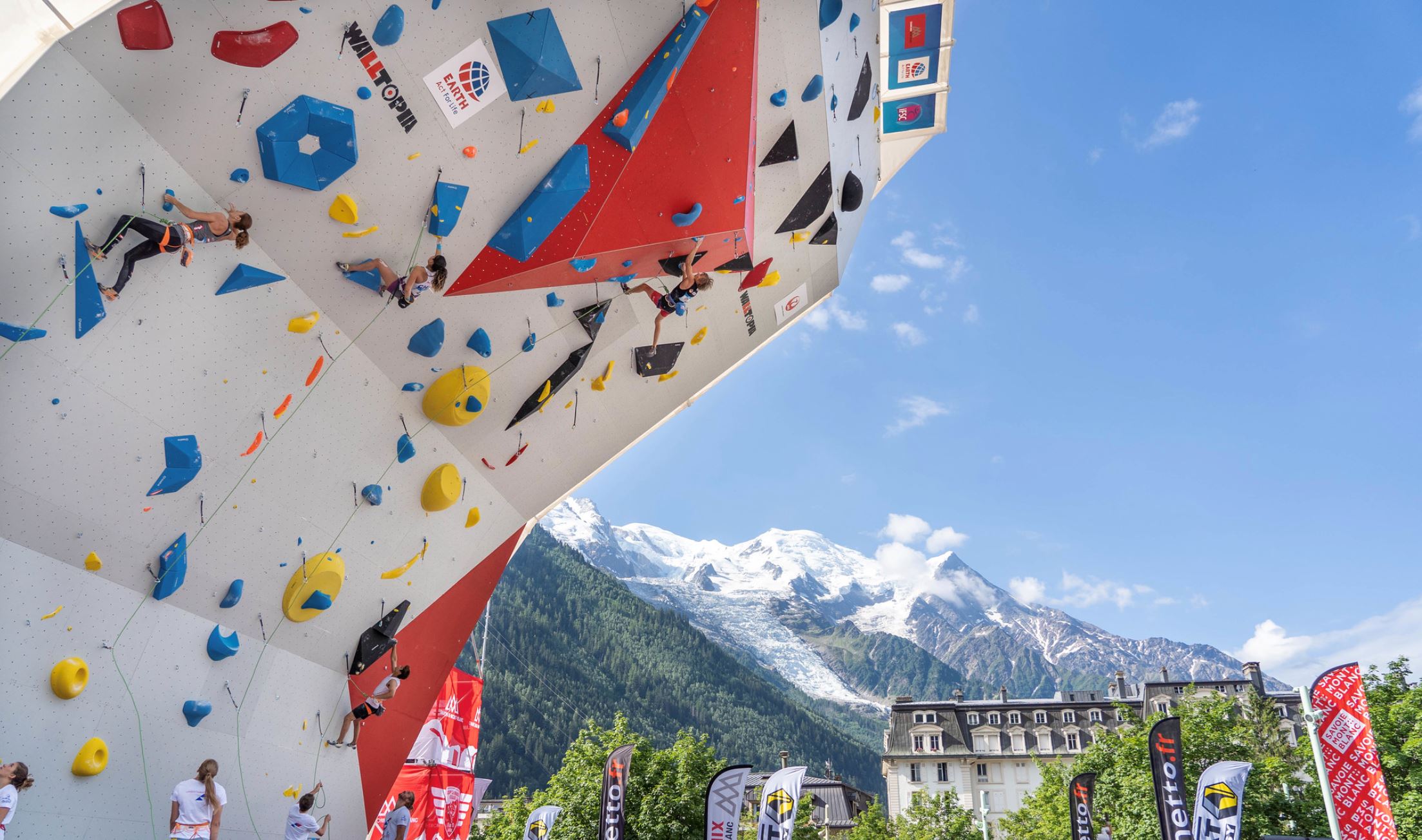 guna nama spiderwoman, gadis berhijab 24 tahun ini mampu panjat dinding dengan pantas! 