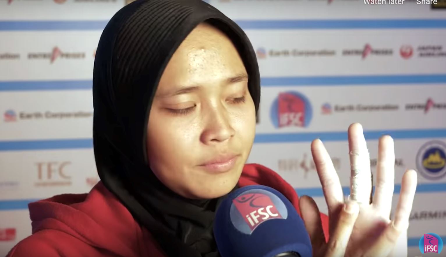 guna nama spiderwoman, gadis berhijab 24 tahun ini mampu panjat dinding dengan pantas! 