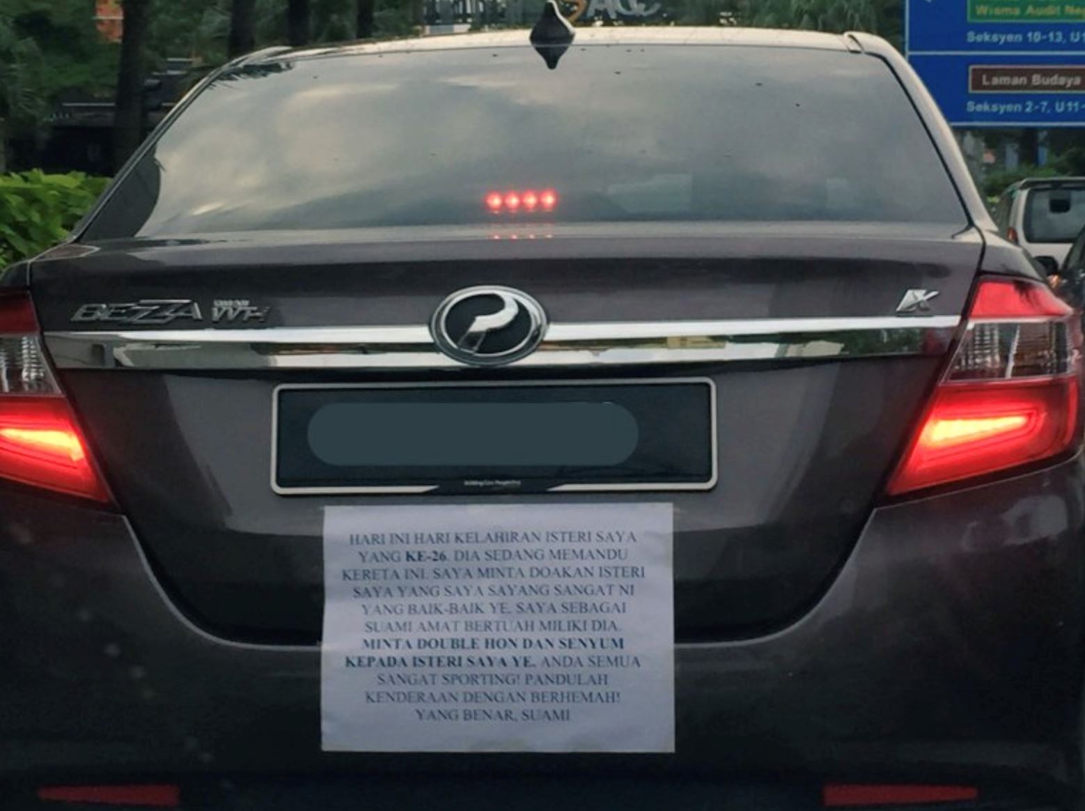 sempena hari lahir, suami minta orang ramai double hon kereta isteri. sweet!