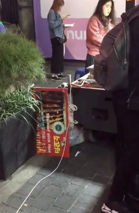 hati-hati, lelaki ini bongkar taktik peniaga makanan salah guna logo halal di myeongdong street, korea