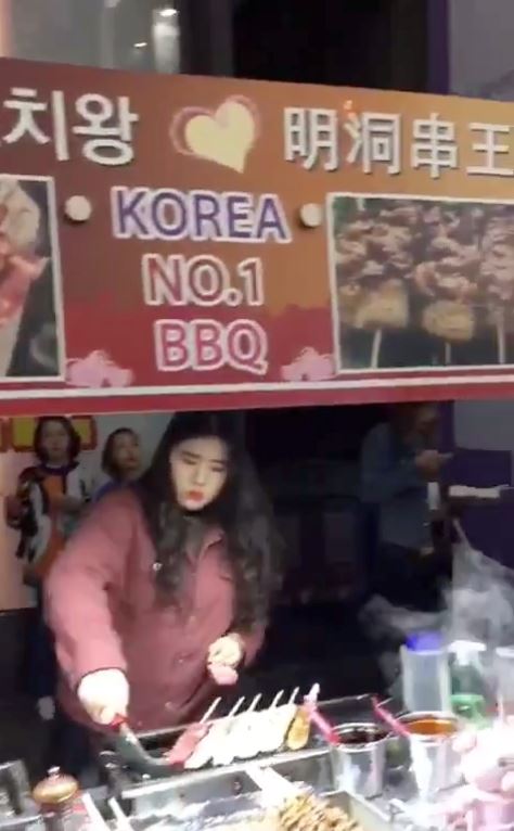 hati-hati, lelaki ini bongkar taktik peniaga makanan salah guna logo halal di myeongdong street, korea